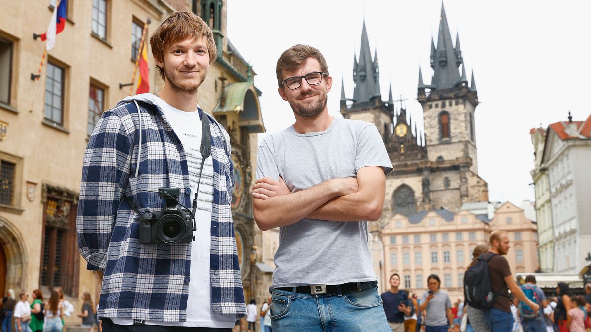 Kluci z Prahy dělají z podvodníků „celebrity“